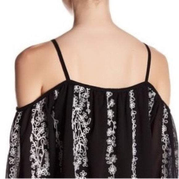 new ✦ R&J Couture ✦ Ruffled Cold Shoulder Top ✦ - Picture 3 of 12